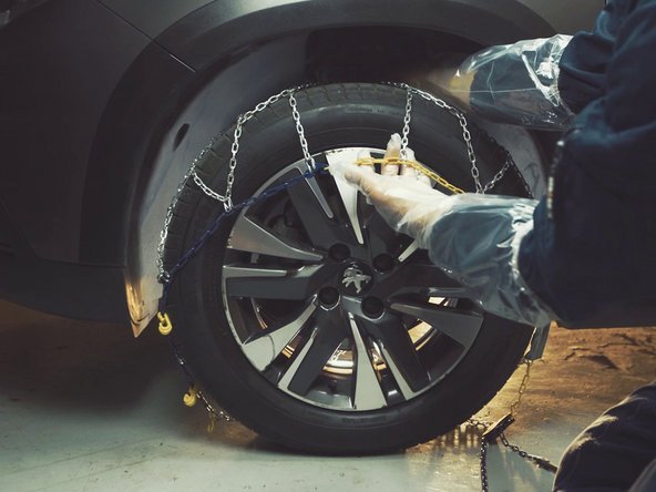 Remonter l'ensemble de la chaine sur la roue et placer le système d'accroche sur le flan intérieur