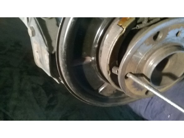 Décrocher les deux ressorts toujours avec un gros tournevis plat. (il faut pousser et tourner pour dégager le ressort)