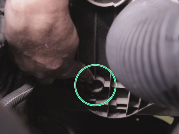 Revisser la vis retenant le support de la durite d'entrée du filtre à air