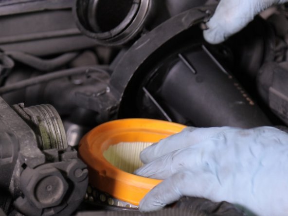 Repositionner le nouveau filtre à air dans son emplacement