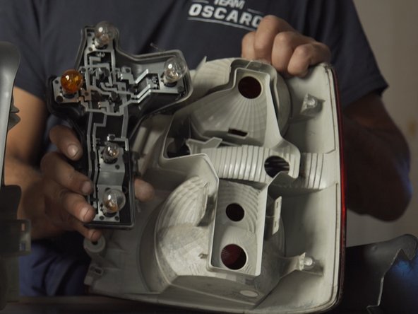 Retirer la platine de l'ancien feu en pressant les languettes de chaque côté de cette dernière