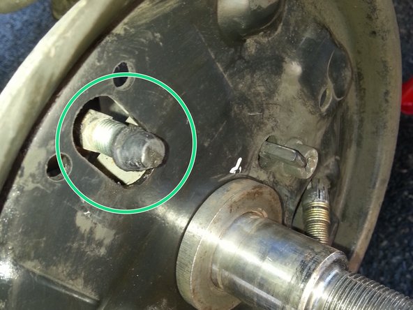 Dévisser l'écrou de l'arrivée du liquide de frein en utilisant un clé de 13 pour tuyau, ou une pince étau, ou une pince multiprise, ou à défaut, une clé plate de 13 (flèche rouge). J'ai indiqué les clés dans l'ordre des préférences d'utilisations