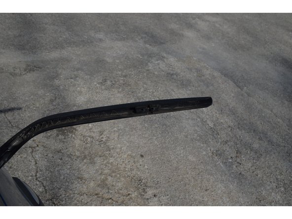 Présentez le balai devant son emplacement puis clipsez-le.