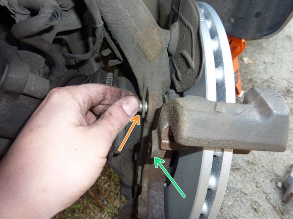 Mettre le support d'étrier en place.