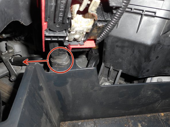 Poussez les câbles sur la gauche pour les désengager du bac batterie