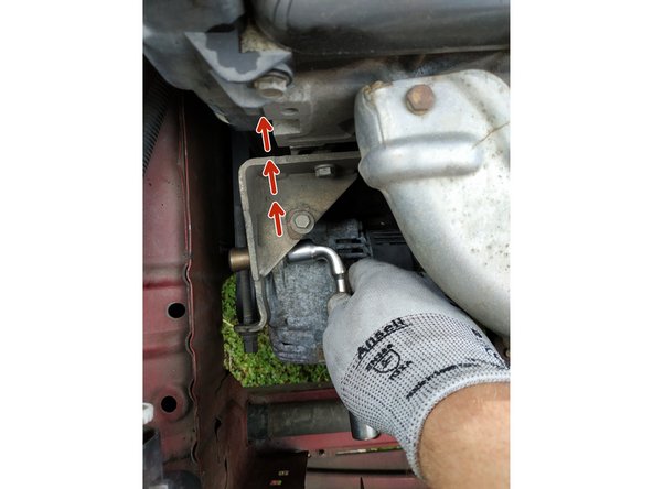 une fois le réglage de la tension effectué, serrer la vis de fixation supérieure de l'alternateur, clé de 13mm