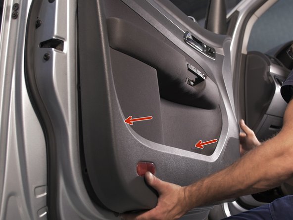 Pousser le panneau de porte pour le clipser