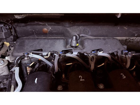 Retirer le tuyau de reniflard en le pincant de chaque côté de la bague jaune puis le retirer et le mettre sur le côté droit