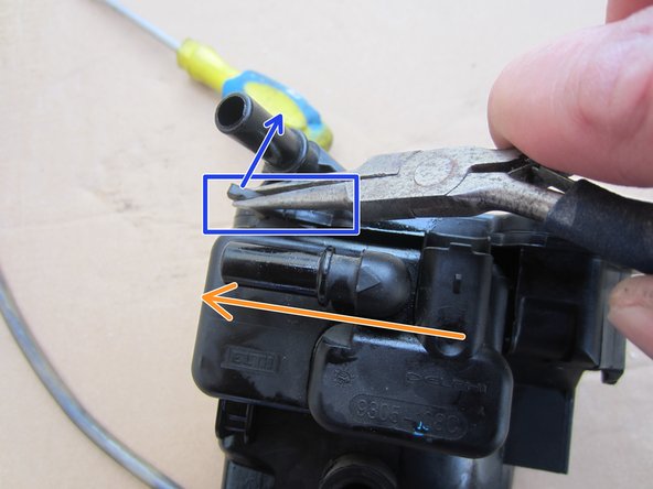 Le réchauffeur en vert et la durite de purge en violet ne sont pas présent sur la pièce neuve. Il faut les récupérer pour les installer sur le nouveau filtre