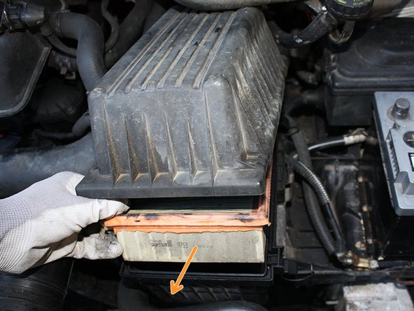 Tout en maintenant la boite à air levée, extraire le filtre à air.