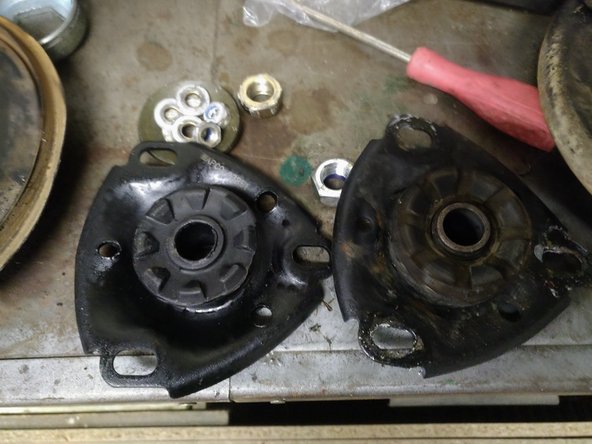 Dévisser les 3 écrous de maintiens de la coupelle et déposer cette dernière