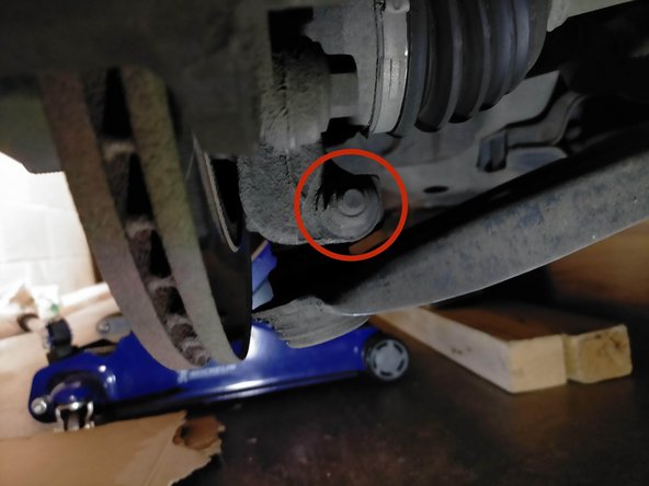 Déposer le boulon avec une clé à choc équipée d'une douille de 15 mm et une clé à pipe de 14 mm de l'autre côté.