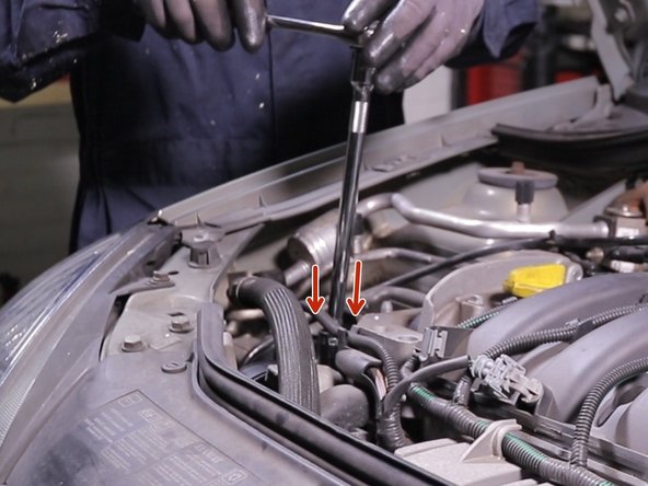 Retirer les 4 vis du support moteur (silentbloc)