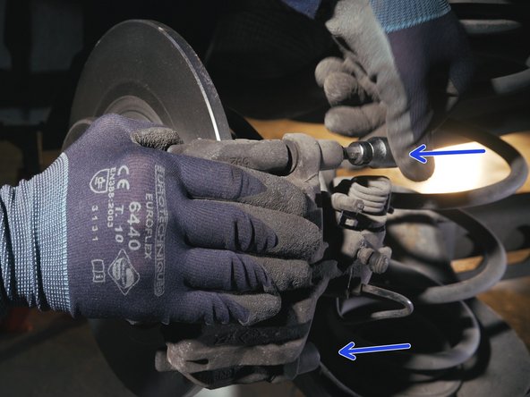 Resserrer les vis BTR à l'aide du cliquet et de l'embout allen de 7