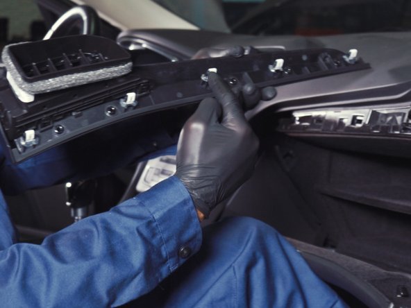 Retirer la baguette et la bouche d'aération en tirant dessus