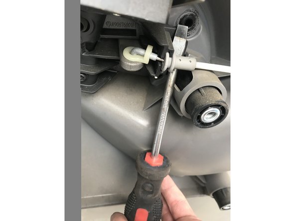 Lors du dégagement du panneau de porte déloger le bouton de condamnation de la porte de son emplacement.