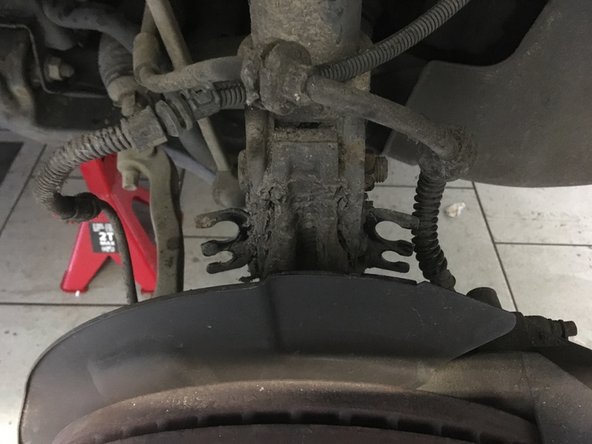 Retirer les flexibles afin d'afin d'accéder au vis de la fusée