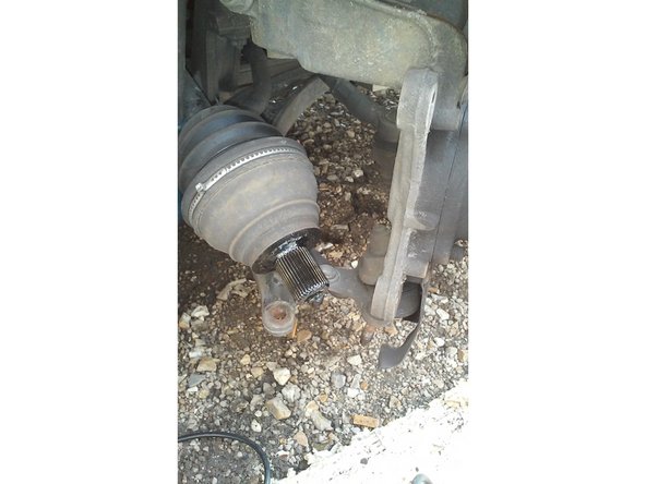 Pousser sur le cardan pour le dégager du moyeu.