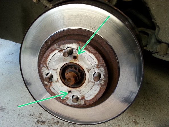 pour enlever le disque il faut mettre 2 boulons de 8mm dans les 2 trous sur le disque