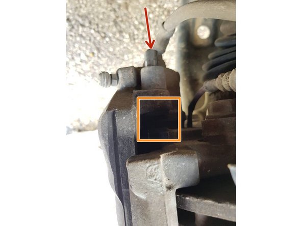 Une fois dévisser, vérifiez que la vis soit bien sorti de son support et qu'elle ne généra pas lors de l’extraction de l'étrier, si elle gène veuillez utilisé un petit tournevis plat pour pour la faire sortir de son logement.