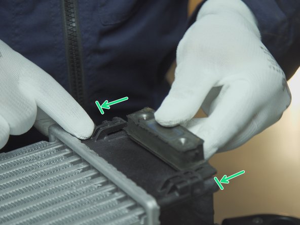 Nettoyer et replacer la fixation sur le nouveau radiateur en respectant la les pâtes courtes et longues