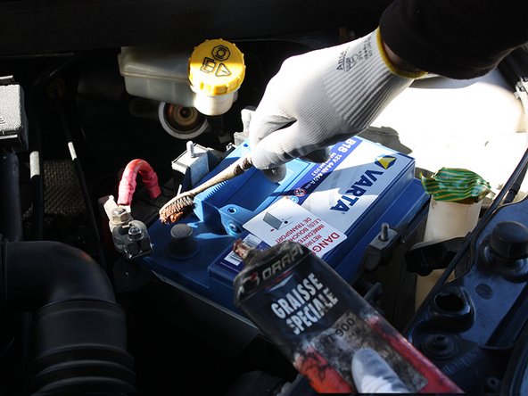 Vous pouvez  appliquer de la graisse (lithium, cuivrée), en vous servant d'une brosse, sur les bornes de la batterie afin de limiter la corrosion de celles-ci.