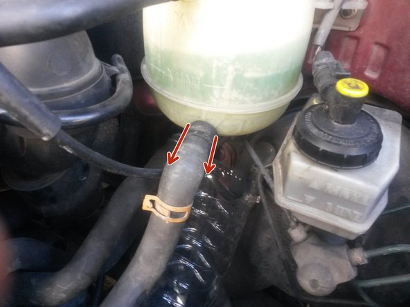 Retirer la durite du bas du vase d'expansion