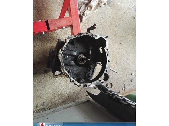 Dévisser les 4 vis de fixation de la boite puis extraire la boite en la tirant dans l'axe du moteur