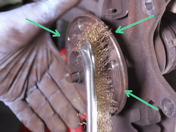 Nettoyer les moyeu avec une brosse métallique