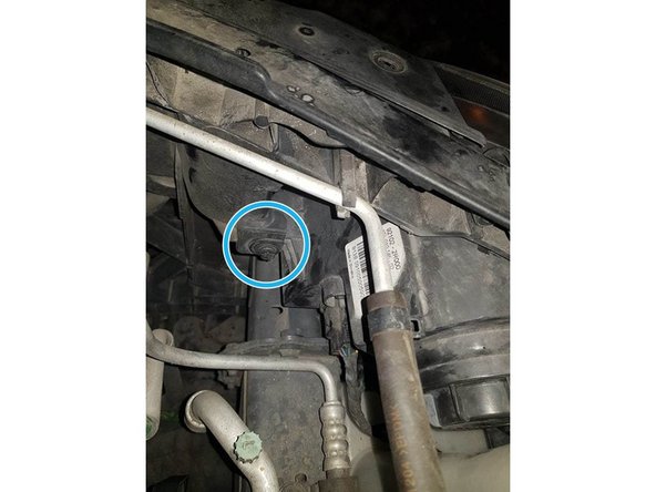 Maintenant, penchez vous au niveau de l'arrière de l'optique, une dernière vis le maintient, dévissez la à l'aide du cliquet et de la douille de 10.