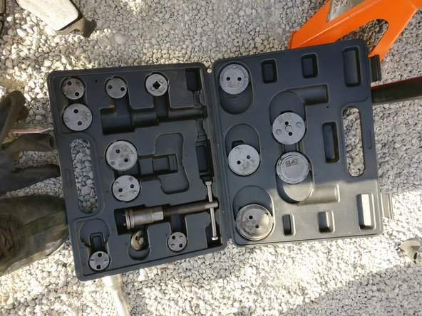 Utiliser un repousse piston pour le rentrer entierement