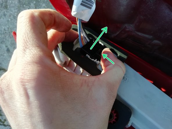 Débranchez la prise en appuyant sur la partie mobile, et tirez la prise en même temps.