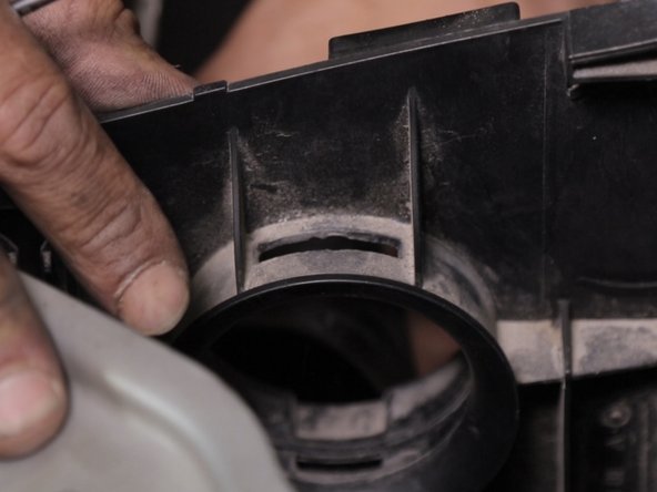 A l'aide d'un tournevis plat appuyer sur le bout du manchon d'arrivée d'air et l'extraire  de son emplacement