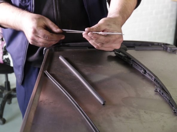 Retirer les deux ressorts métallique à l'interieur de la lame du balai