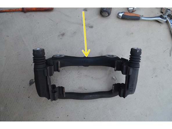 Préférez une douille 6 pans à une 12 pans pour éviter de riper et d'abîmer la tête de la vis.