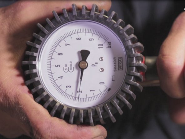 Gonfler le pneu jusqu'à la valeur préconisée par le constructeur.