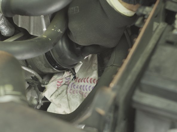 Une fois la cloche desserrée, dévissez-la à la main pour sortir le filtre de son emplacement