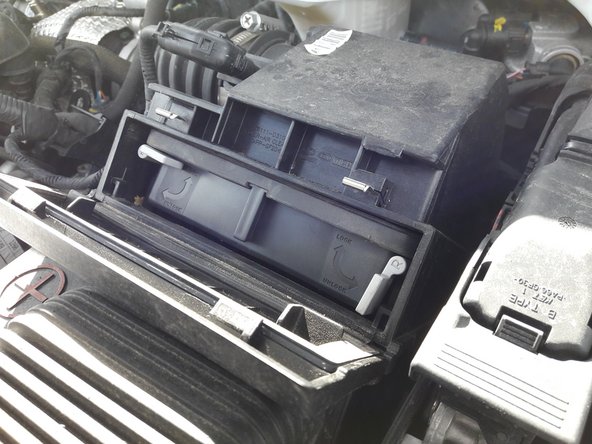 Renouveler l'opération avec le clips droit en le faisant pivoter avec votre doigt vers le haut