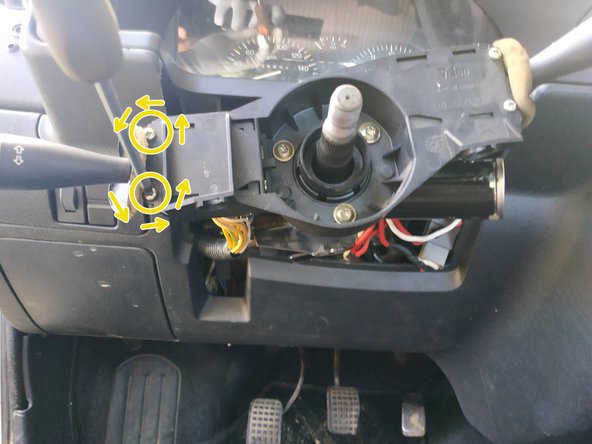 dévisser les 2 vis de maintien du commodo, tournevis cruciforme