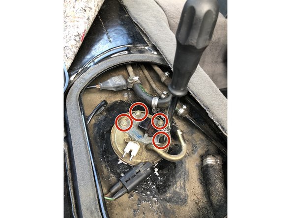 Desserrer les 4 écrous de la jauge à essence à l'aide d'une douille de 8