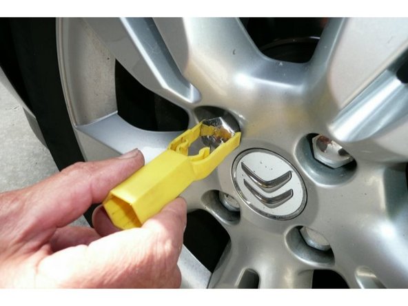 Extraire les cabochons plastiques, à l'aide de l'outil spécifique. (en jaune)