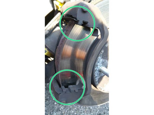 A présent on enlève les anciennes plaquettes, il suffit de les faire coulisser vers l’extérieur.