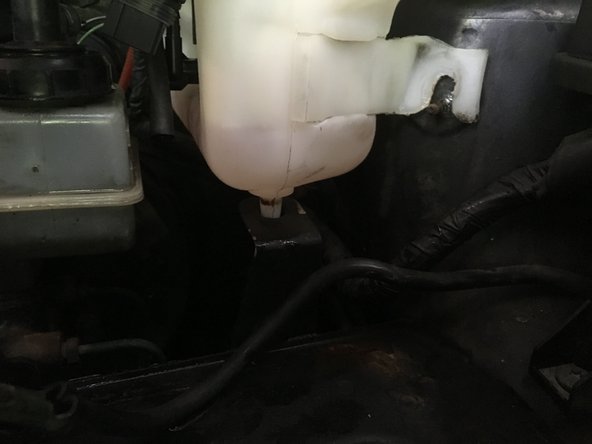 Replacer le réservoir en plaçant le petit embout du dessous dans son logement