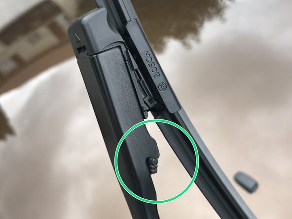 Vérifier la bonne fixation du balai sur l'essuie glace.