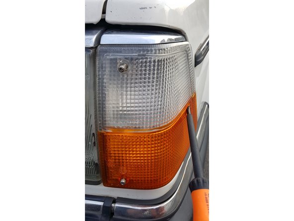 La troisième vis, sur le côté, nécessite l'utilisation du tournevis pour la visser.