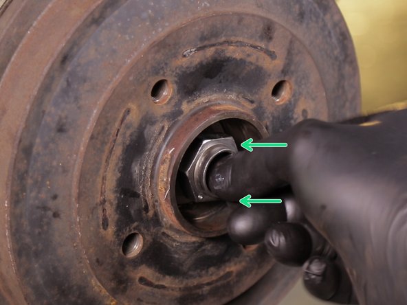 Replacer l'écrou sur la fusée