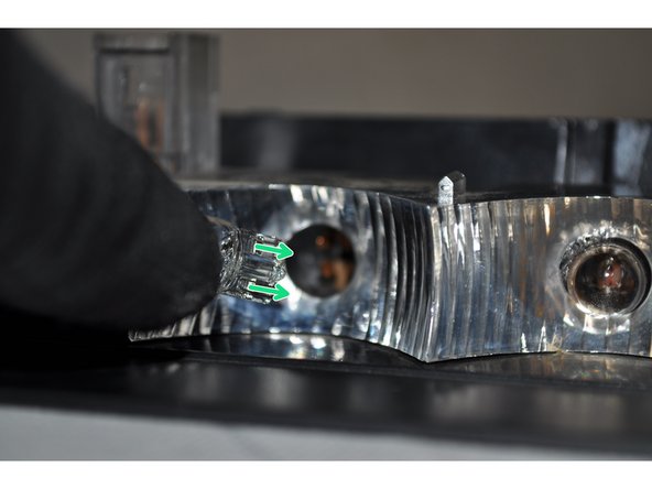 Positionner correctement le culot de l'ampoule, les pôles à la verticale.