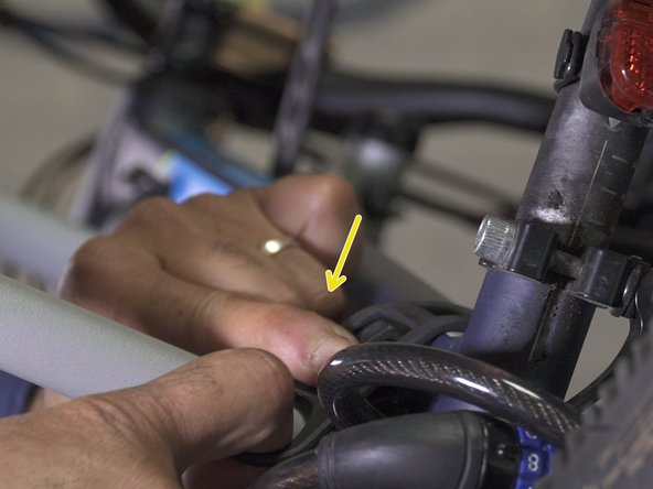 Refermer les attaches en caoutchouc pour maintenir le vélo