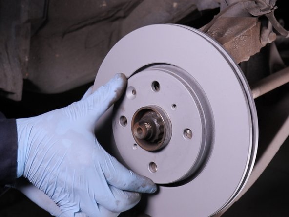 Veilliez à bien aligner les trous du disque avec celui du moyeu pour la repose de la vis