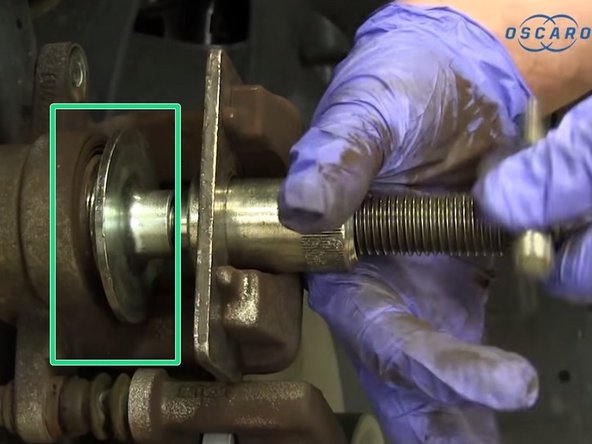 Installer le repousse-piston et repousser le piston au maximum